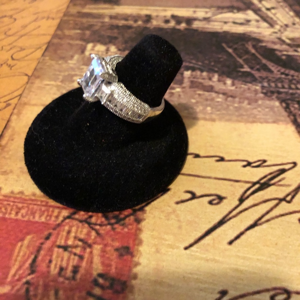 RING - Picture 4 of 4
